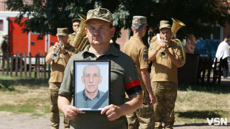 Рідні сподівалися, що в полоні, але дива не сталося: у Рожищі провели в останню путь воїна Миколу Катеринюка