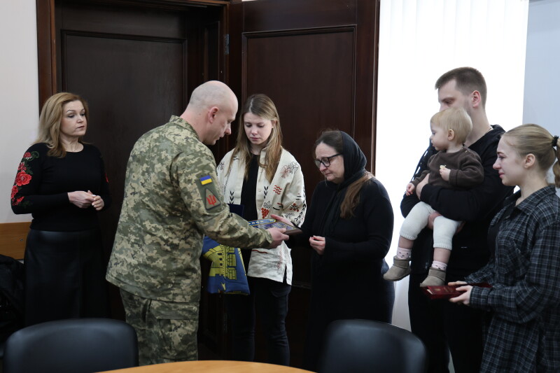 Врятував багато життів: рідним загиблого захисника з Луцька Олександра Смурова вручили його посмертні нагороди