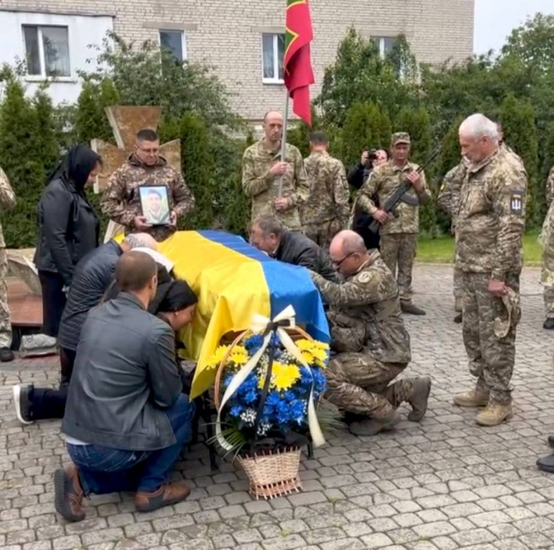 Весільний коровай розділили на кладовищі: на Волині попрощалися з молодими Героєм Сергієм Уляницьким