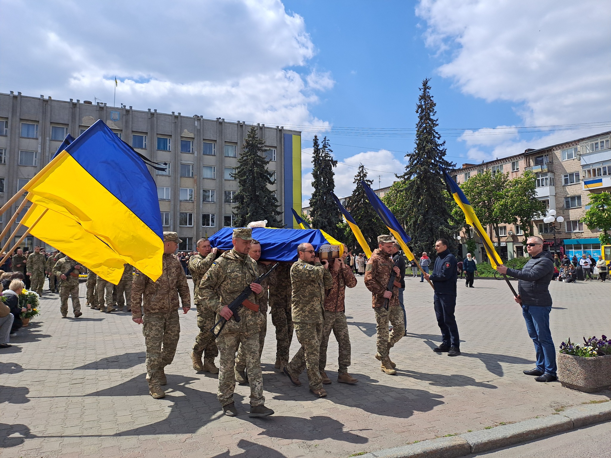 «Тато – моя душа, яку з мене вирвали»: на Волині в один день попрощалися з двома Героями - Максимом Плотніковим та Русланом Фатхудіновим
