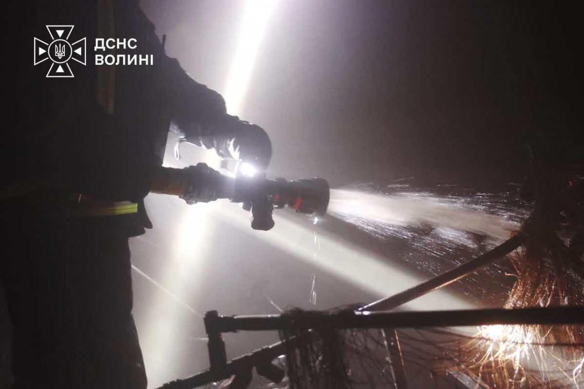 У Луцькому районі після російської атаки спалахнула пожежа на підприємстві