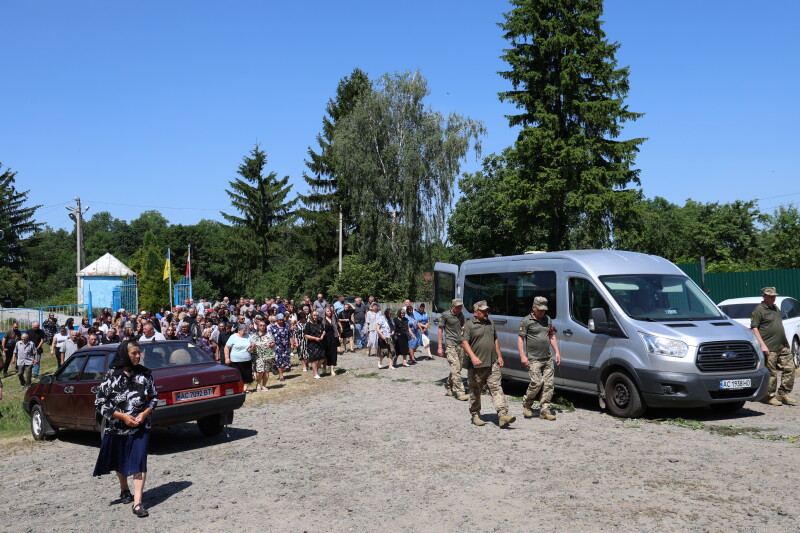 Замість зустрічі — останнє прощання: у Луцькій громаді син із фронту приїхав на похорон батька, який загинув на війні