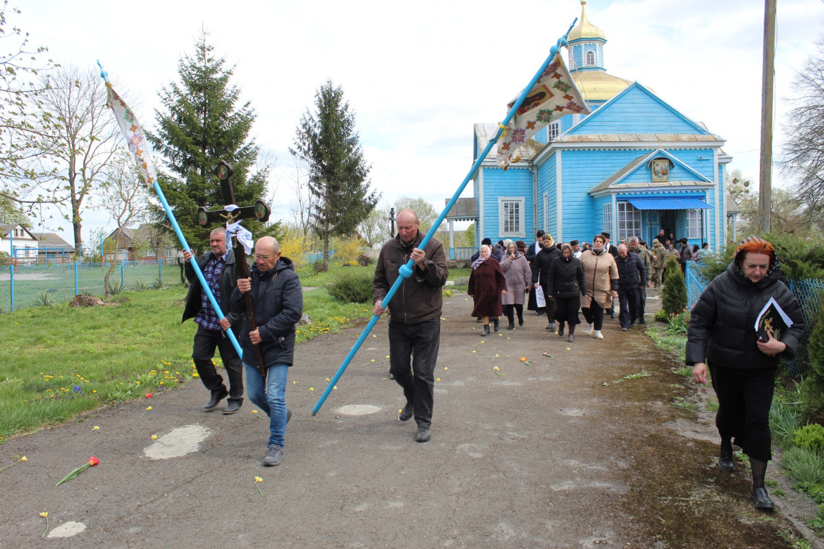 Не дочекалася дружина, не обійняла мама: волиняни попрощалися з полеглим Героєм Дмитром Демчуком