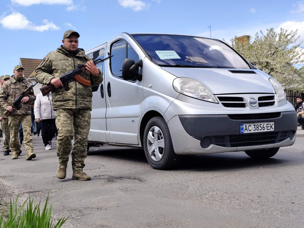 Останній дзвінок для Героя: у місті на Волині попрощалися з Олександром Каленюком