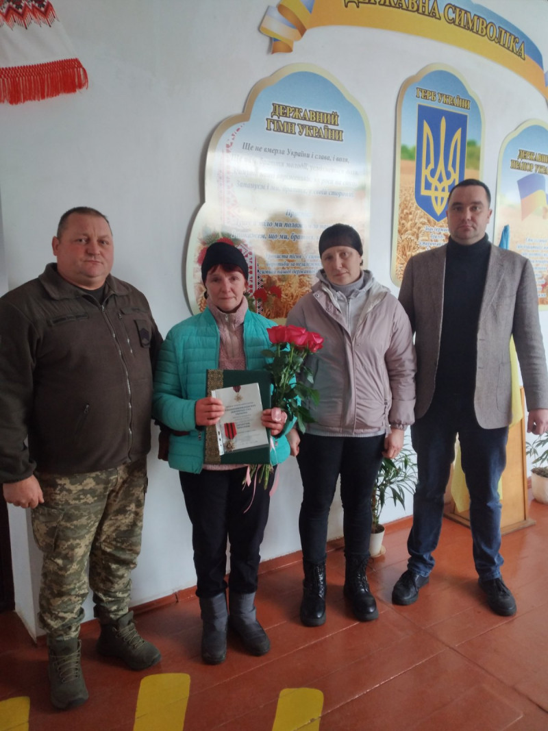 Отримати нагороду за життя не встиг: мамі полеглого захисника з Волині передали його відзнаку «Золотий Хрест»