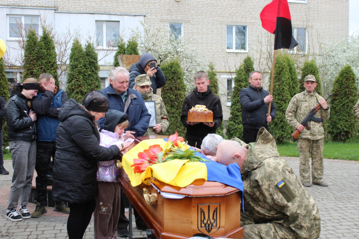 «Тепер тато захищатиме з небес»: волиняни попрощалася з 25-річним Антоном Хвостюком