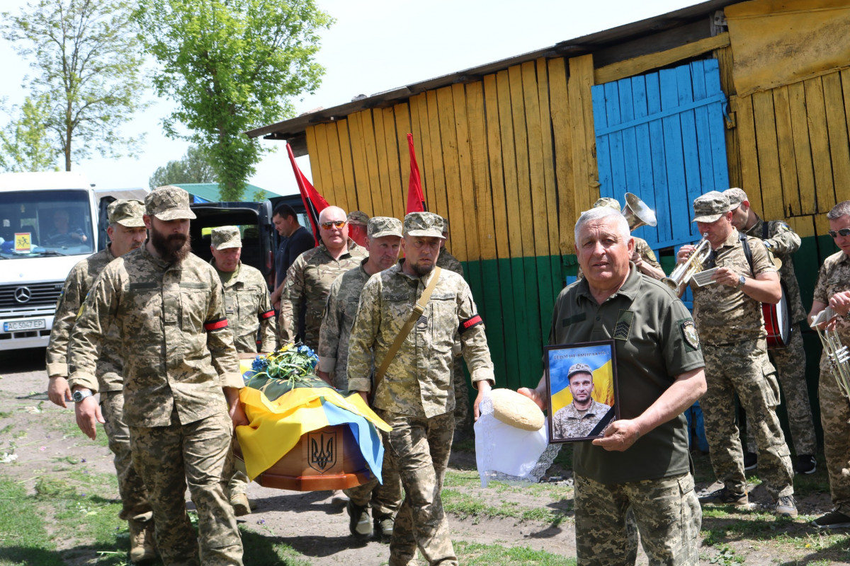 Понад 2 роки вважався зниклим безвісти: на Волині поховали воїна Віктора Миколайчука