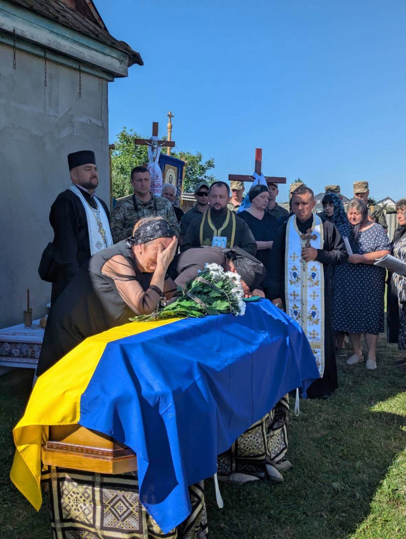 Півторарічний син більше не обійме батька: на Волині попрощалися з 30-річним воїном Віталієм Ксьондзиком