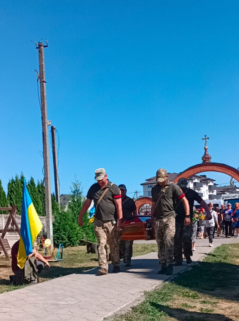 Добрий, спокійний, завжди готовий допомогти: волиняни попрощалися з Героєм Миколою Линником