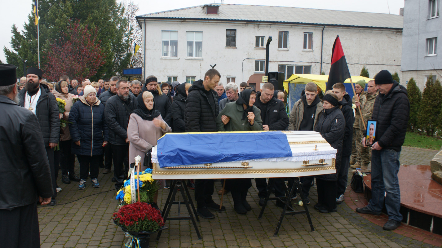«Встелили всі села квітами, а хлопчика мого немає…»: у громаді на Волині провели в останню дорогу Героя Миколу Загоровця