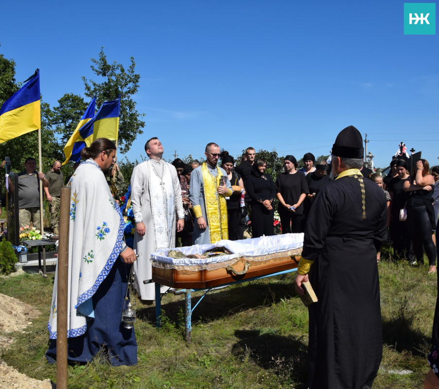 Маленька донечка стояла біля труни і ще не розуміла, що бачить татка востаннє: на Волині попрощалися із молодим Героєм Павлом Макарчуком