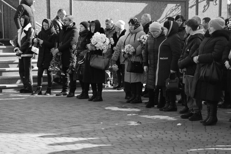 Похорон у третю річницю повномасштабного вторгнення: у Луцьку попрощалась із загиблим Героєм Вадимом Гнатюком