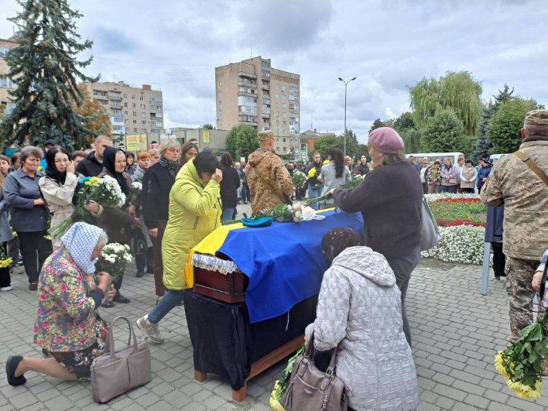 Дві донечки втратили батька: на Волині попрощалися з Героєм Михайлом Дудинцем