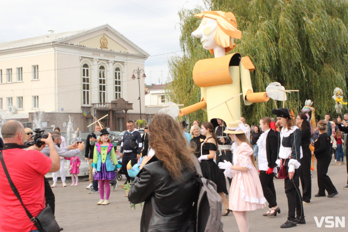 «Півстоліття творимо дива»: у Луцьку відбулася театральна хода. Фоторепортаж