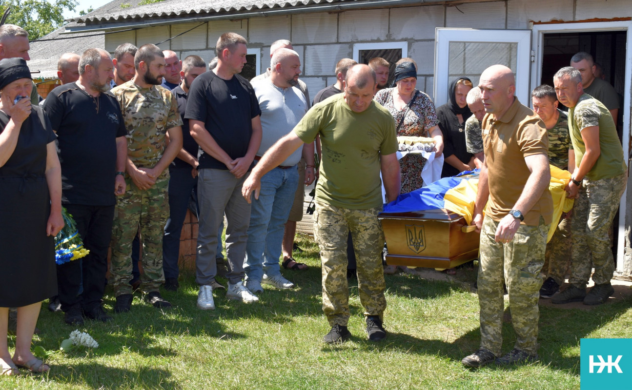 Кохана – у чорному, село – в сльозах: на Волині попрощалися з молодим Героєм Володимиром Черевком