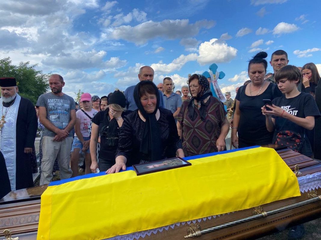 Понад 5 місяців чекали на диво: на Волині попрощалися із загиблим воїном Вадимом Королюком