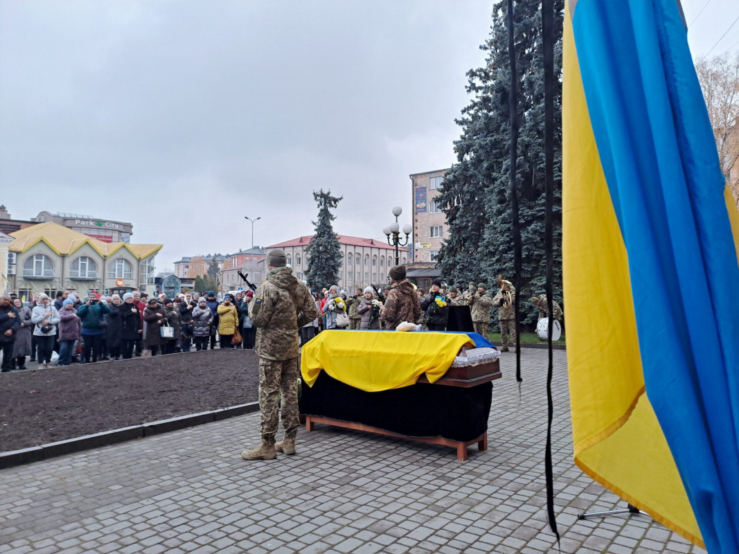 Неповних два місяці тому тільки одягнув військову форму: на Волині попрощались з Героєм Ростиславом Кривчуком