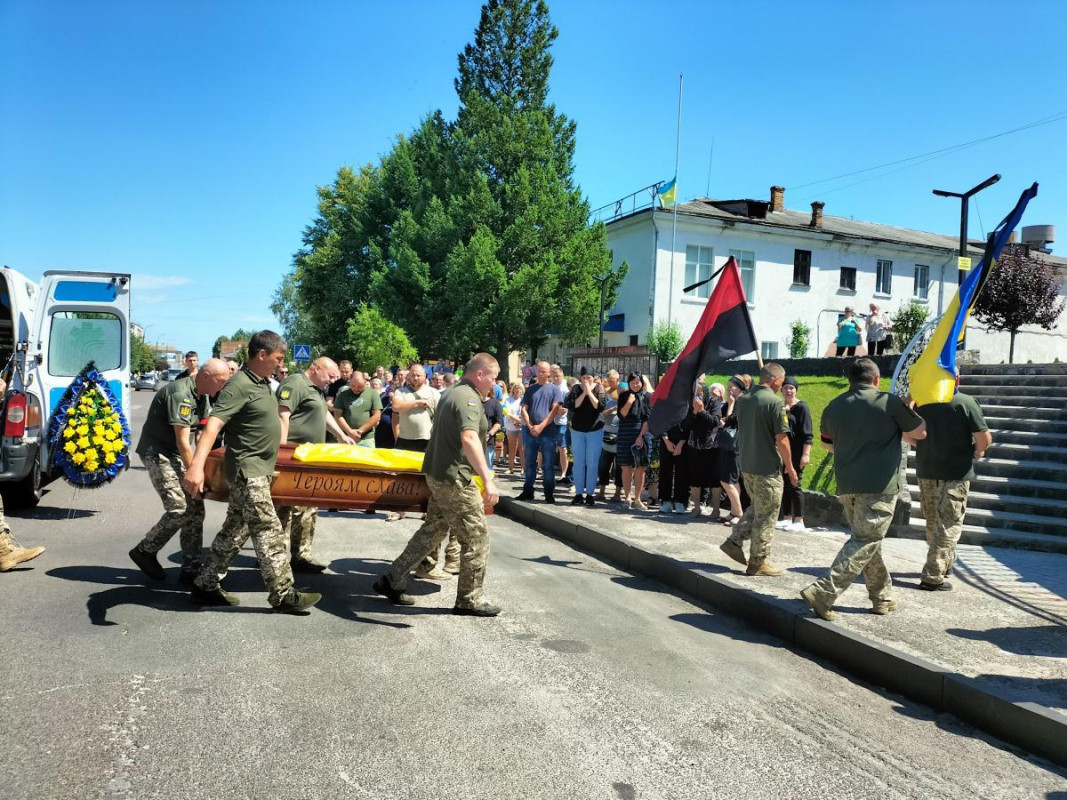 Мати втратила єдиного сина, без батька залишилося троє дітей: у Луцькому районі поховали Героя Сергія Марусюка