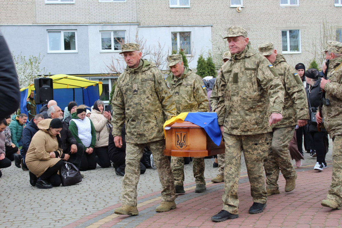 «Тепер тато захищатиме з небес»: волиняни попрощалася з 25-річним Антоном Хвостюком