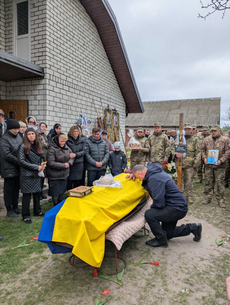 Понад півтора року вважався зниклим безвісти: на Волинь «на щиті» повернувся Герой Дмитро Новосад
