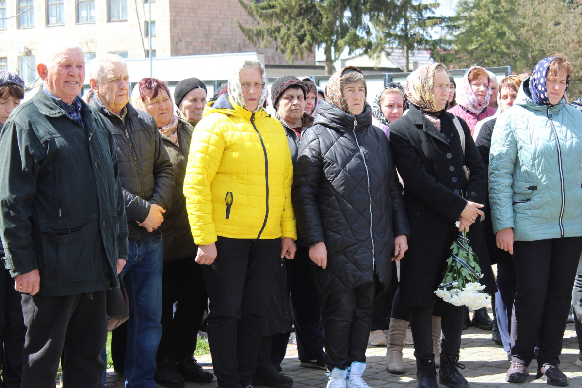 Не дочекалася дружина, не обійняла мама: волиняни попрощалися з полеглим Героєм Дмитром Демчуком
