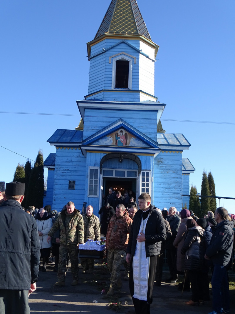 Двічі був поранений, проте після лікування знову ставав у стрій: на Волині в останню дорогу провели Героя Сергія Савчука