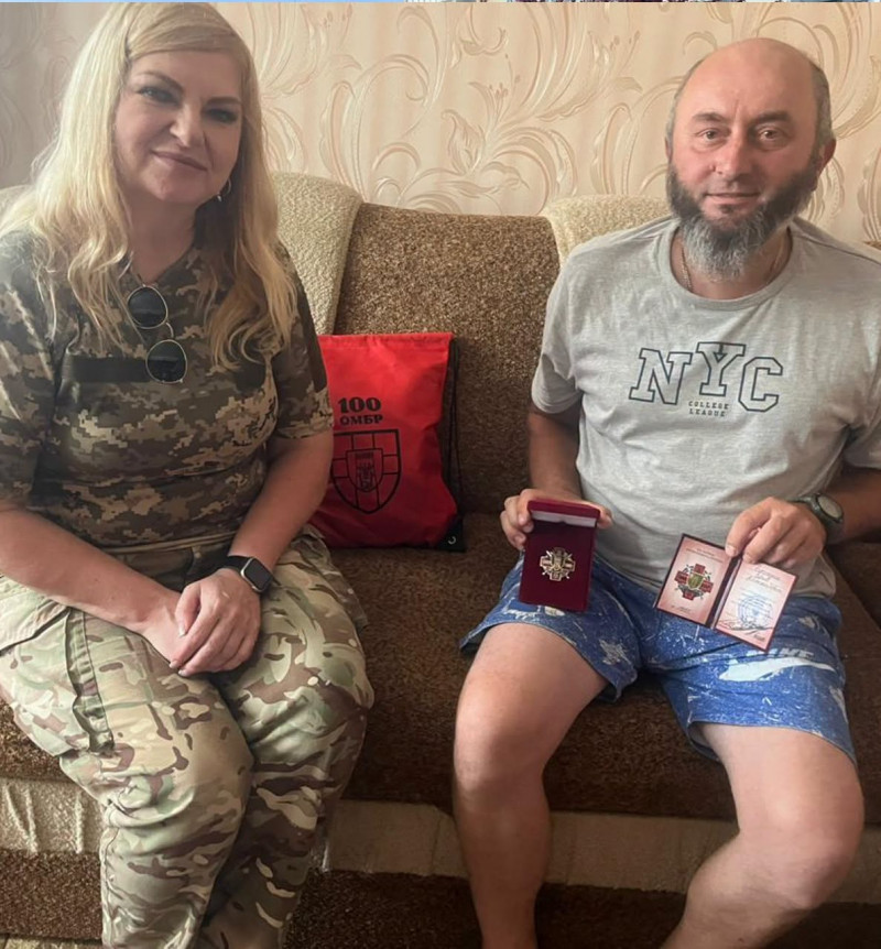 Поранених бійців 100-ї ОМБр відвідали у лікарнях та вручили почесні відзнаки