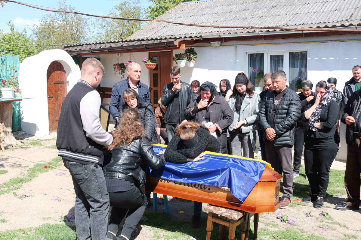 Безстрашно вибивав окупантів з української землі: на Волині поховали молодого Героя Романа Возняка