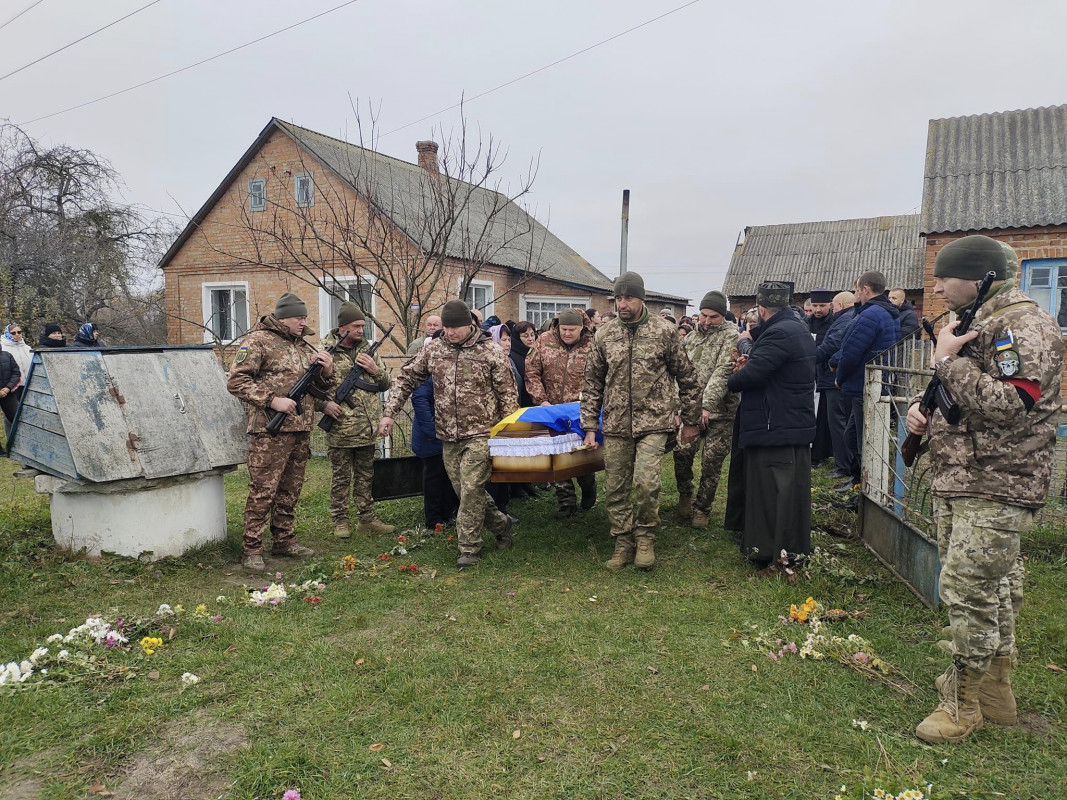 Заручився з коханою за кілька місяців до загибелі: на Волині попрощалися із 25-річним Героєм Андрієм Федоруком