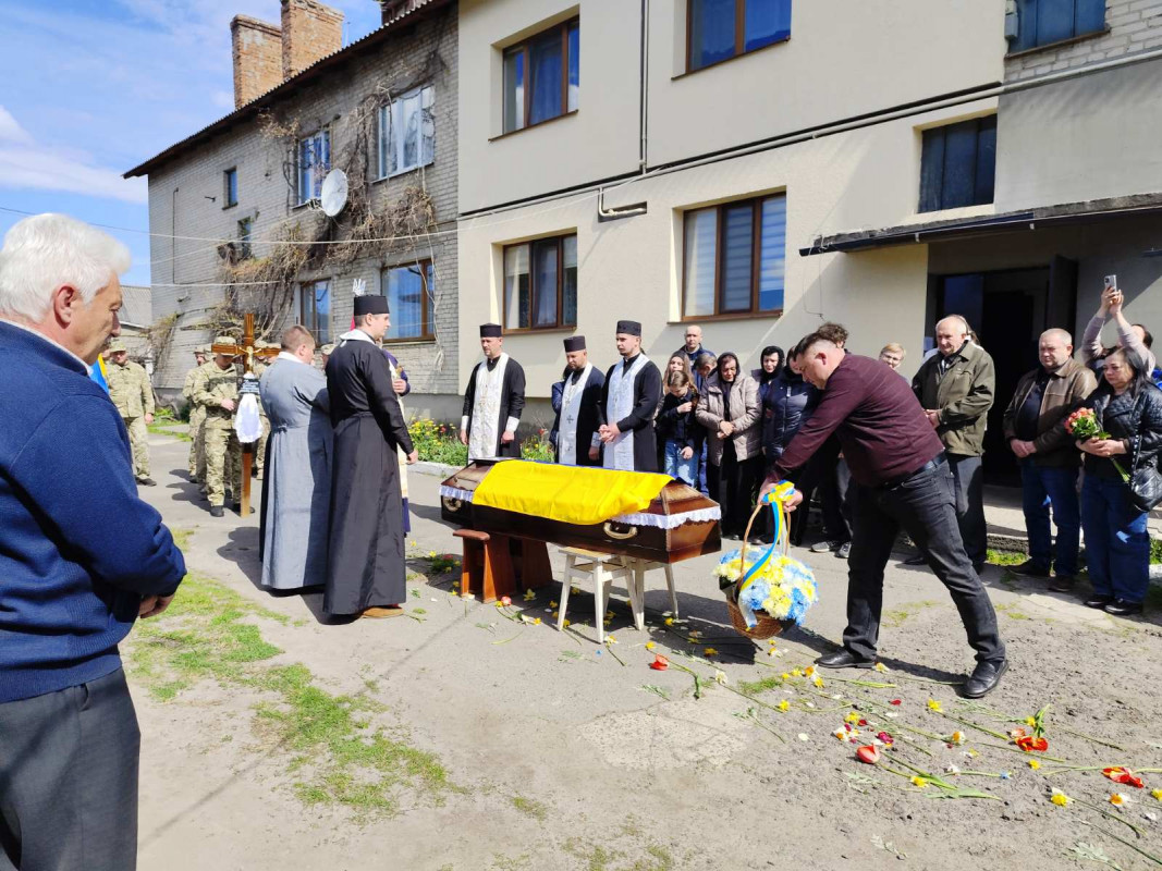 Останній дзвінок для Героя: у місті на Волині попрощалися з Олександром Каленюком