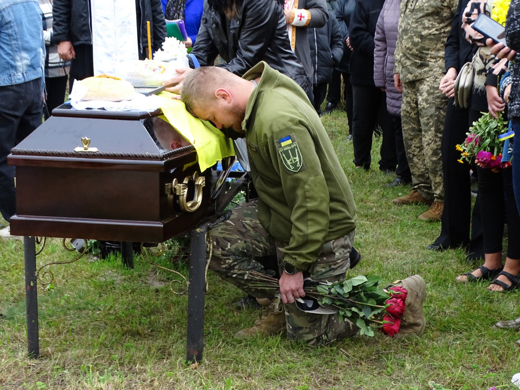 Багато місяців вважався зниклим безвісти: у громаді на Волині поховали Героя Олександра Чирку