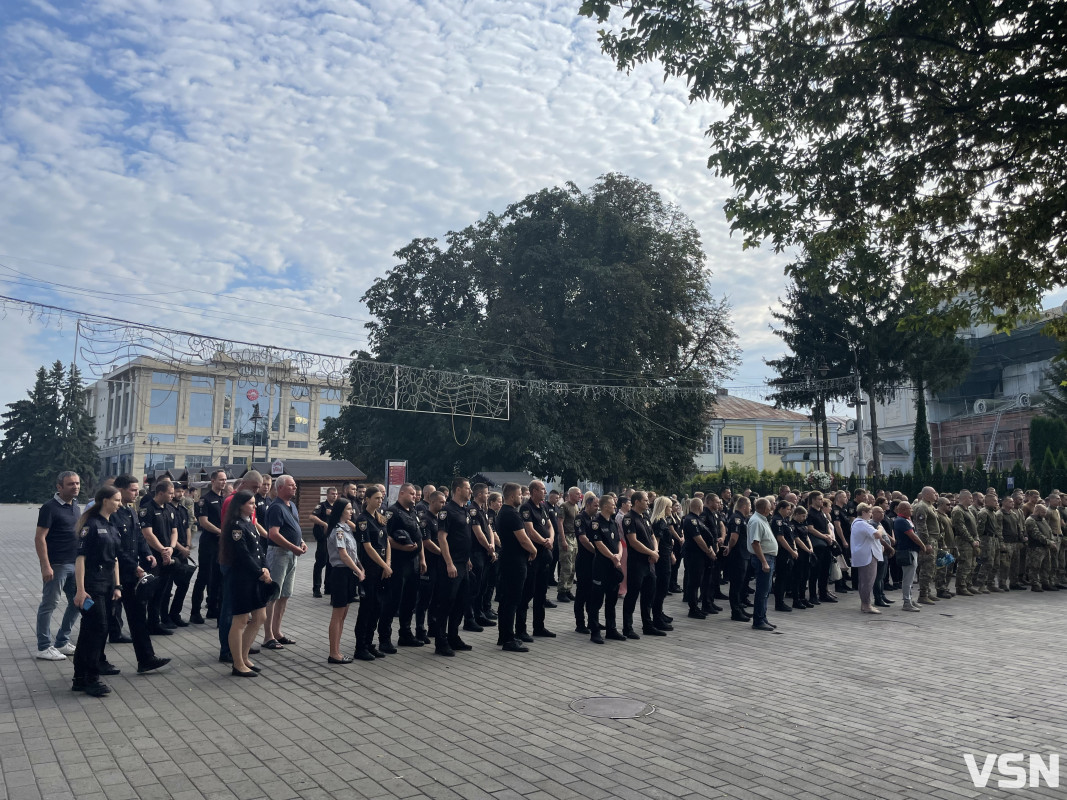 Колеги зустрічали на колінах: у Луцьку прощаються із капітаном поліції Романом Гіренком