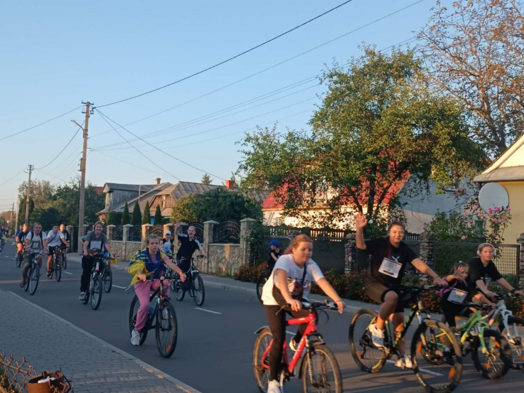 Найстаршому 75 років, наймолодшій – майже 2: у місті на Волині велозаїздом вшанували загиблих Героїв краю