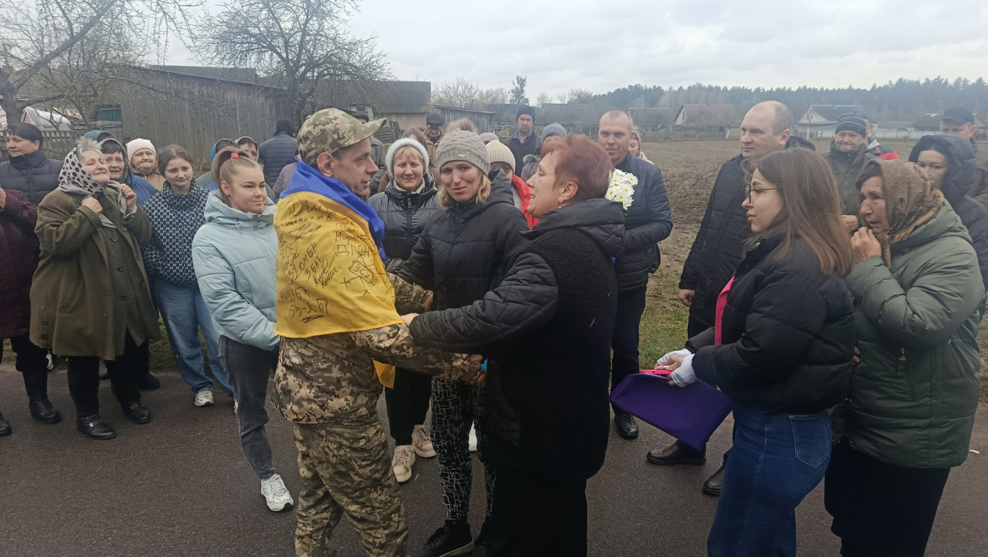 У громаді на Волині зустріли звільненого з полону захисника