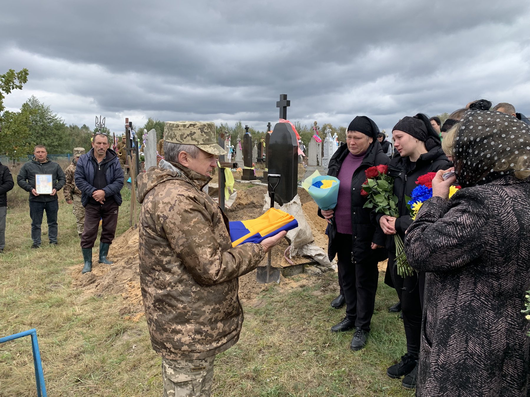 Понад рік вважався зниклим безвісти: на Волині в останню путь провели Героя Леоніда Ткача
