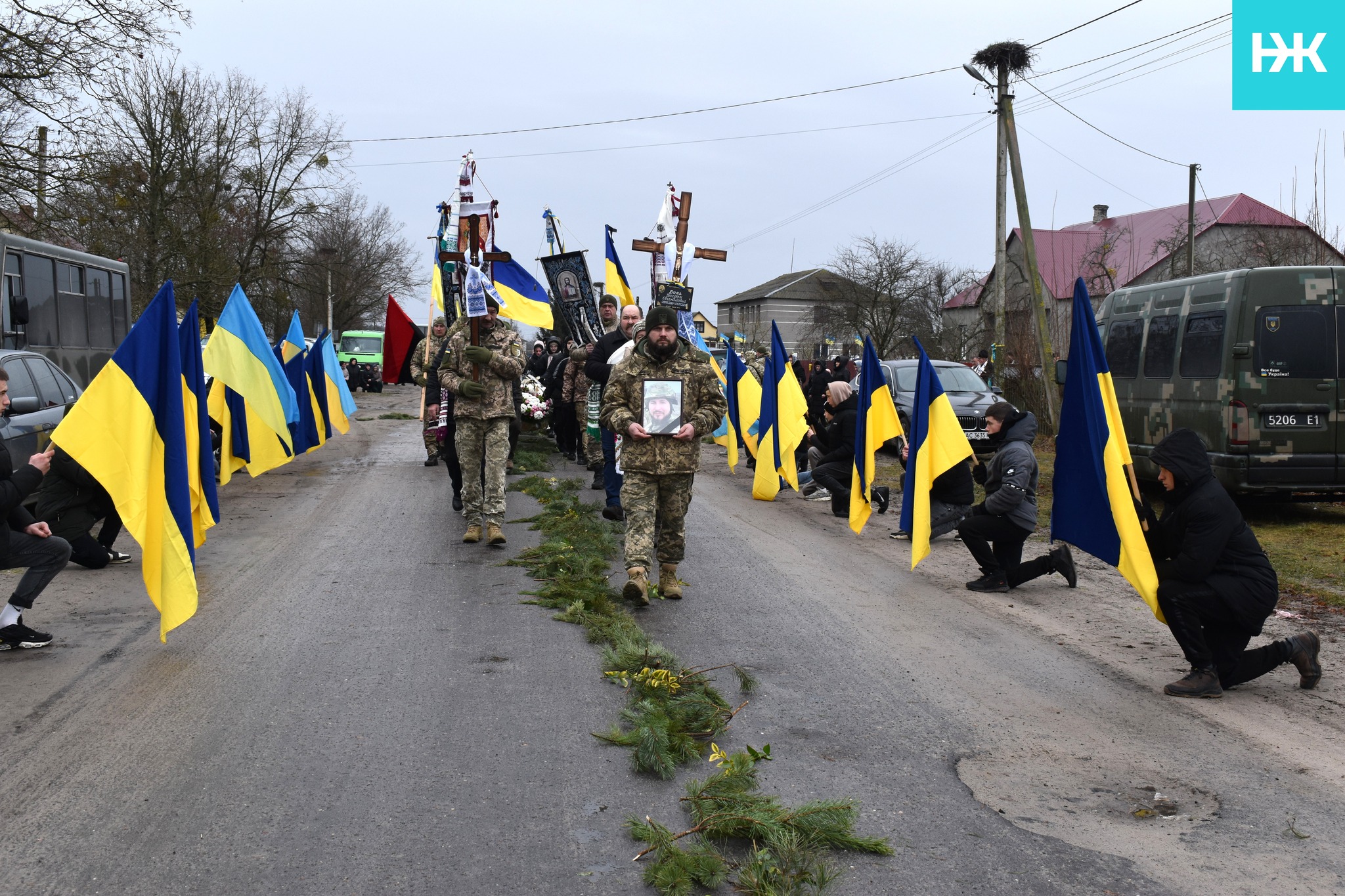 Загинув на війні у розквіті сил: на Волині в останню дорогу провели відважного Героя Богдана Диня