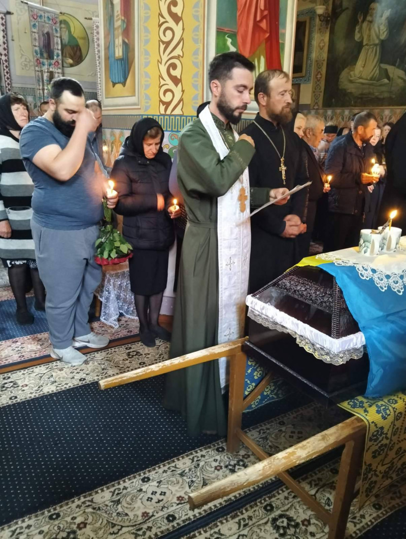 Жорстока війна залишила батьків без сина: у Луцькому районі провели в останню путь 26-річного Героя Романа Климчука