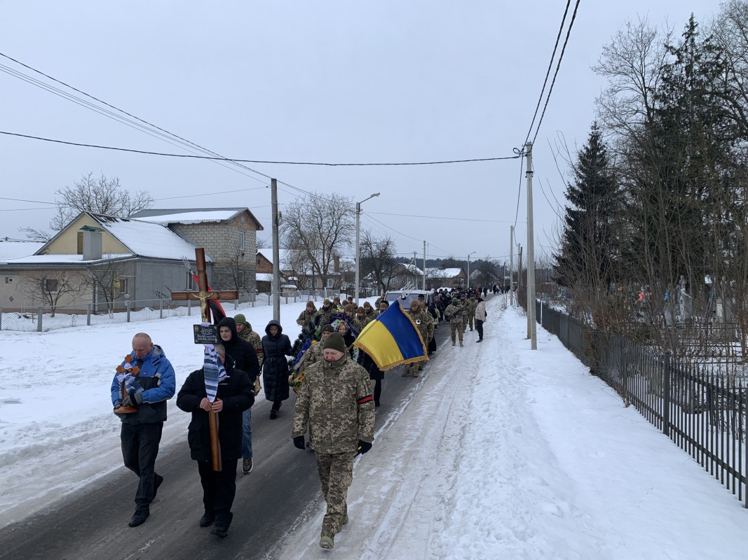 Загинув понад рік тому: на Волині провели в останню дорогу захисника Руслана Меріду