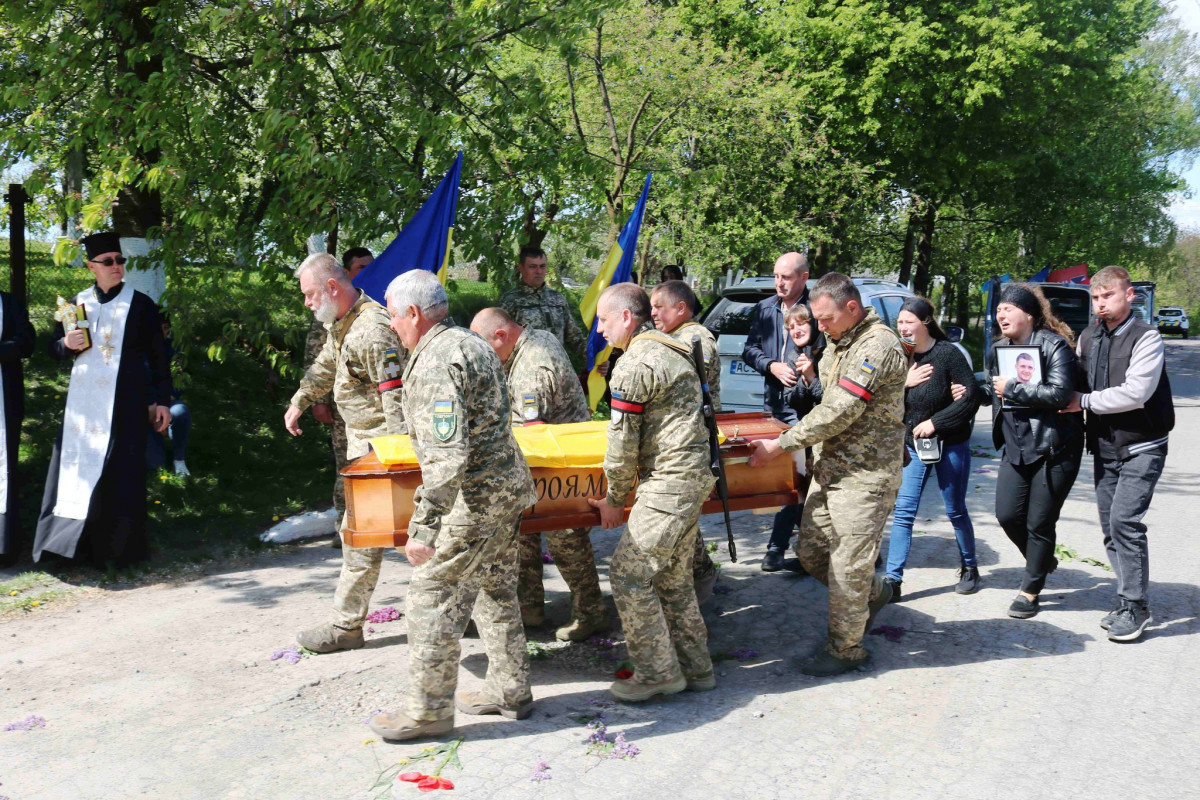 Безстрашно вибивав окупантів з української землі: на Волині поховали молодого Героя Романа Возняка