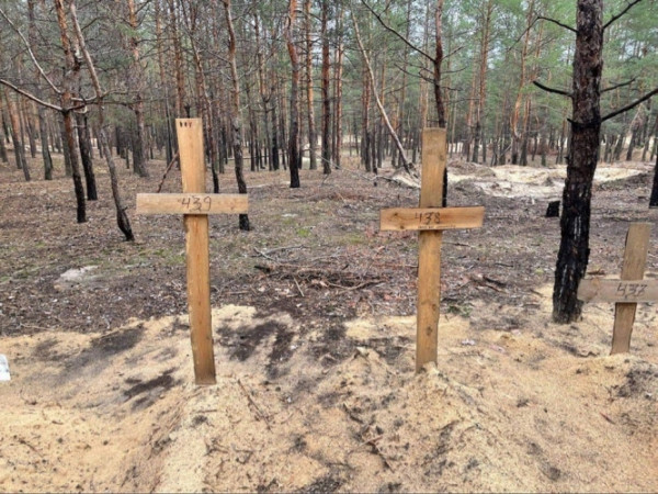 В Ізюмі виявили масові поховання цивільних та братську могилу українських бійців