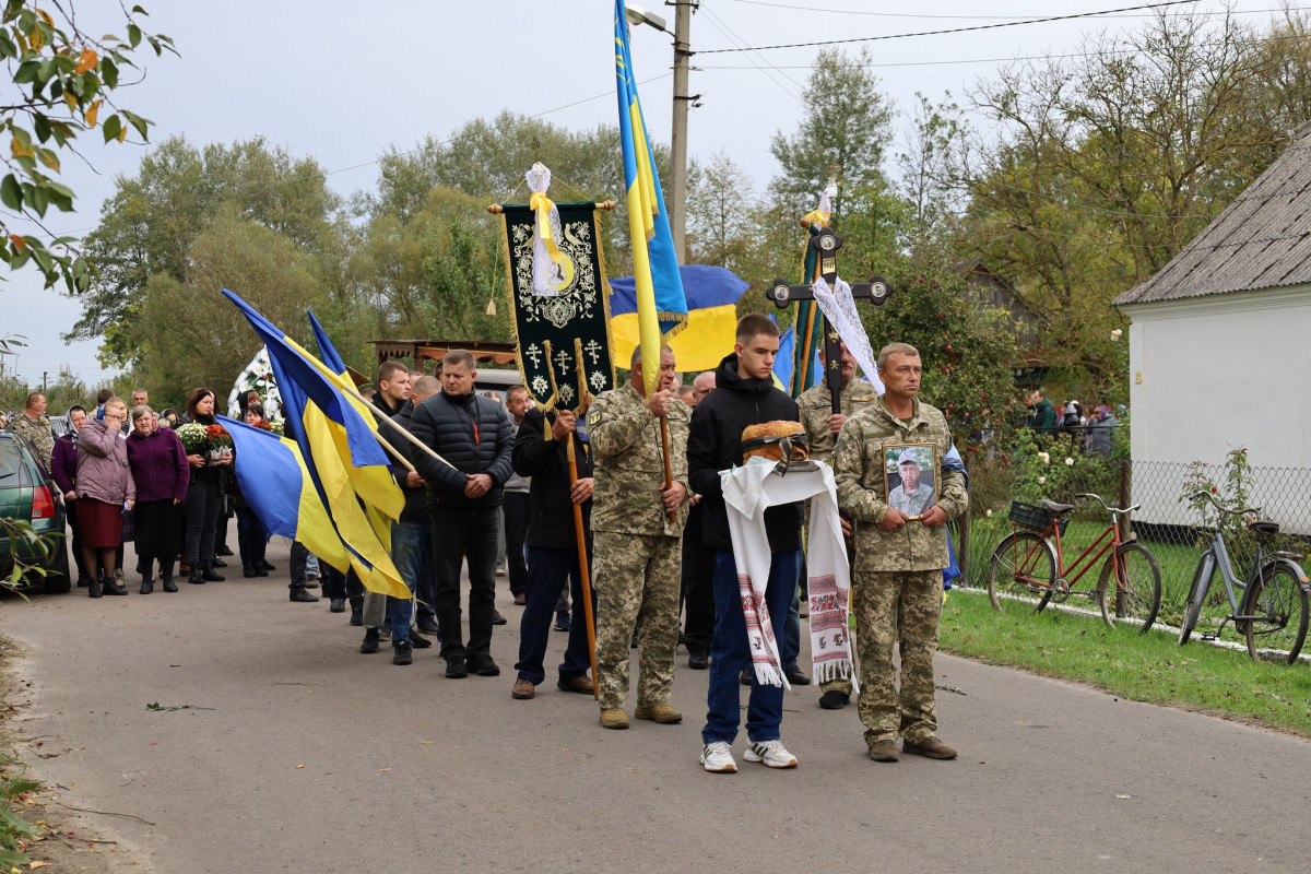 Не встиг одружитися й відчути радості батьківства: на Волині попрощалися з Героєм Олександром Коцурою