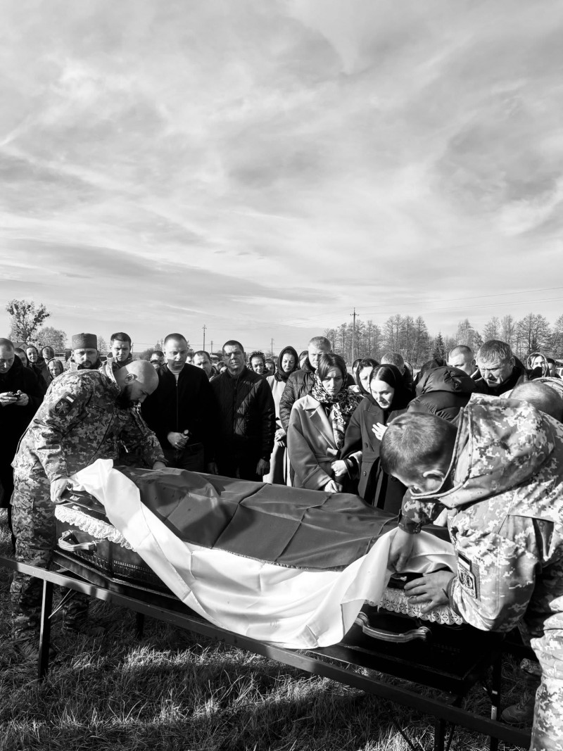 До останнього подиху боронив Україну: на Волині попрощалися із загиблим Героєм Іваном Кіпенем