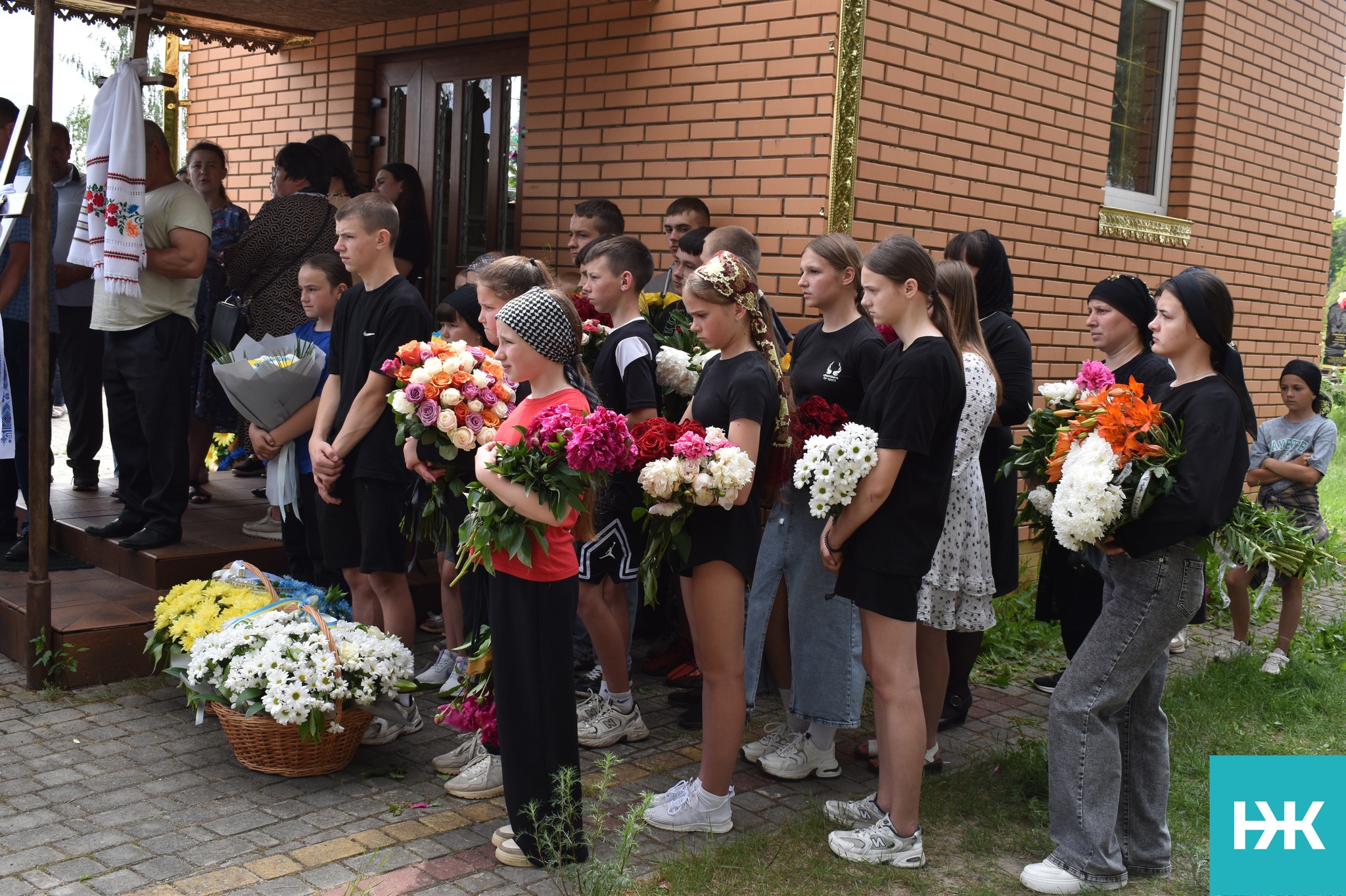 На колінах в останню дорогу проводжало все село: на Волині попрощалися з Героєм Петром Токарем