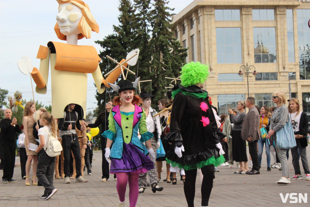 «Півстоліття творимо дива»: у Луцьку відбулася театральна хода. Фоторепортаж