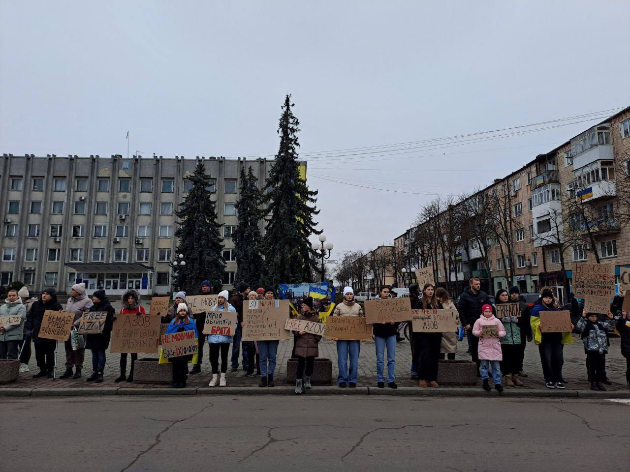 «Не мовчи! Полон вбиває»: на Волині пройшла акція підтримки полонених бійців полку «Азов»