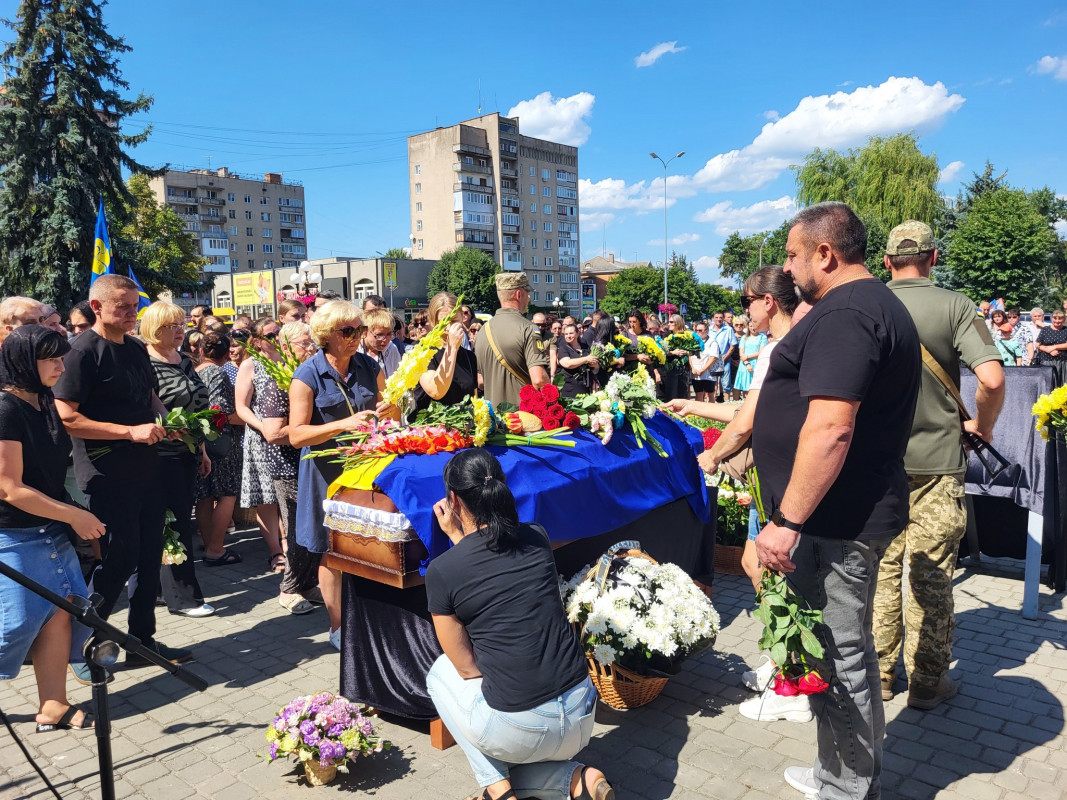 Син і донька втратили батька: на Волині попрощались з Героєм Дмитром Лисюком