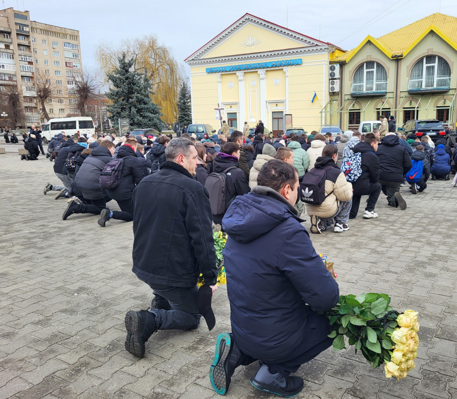 Мріяв одружитися зі своєю коханою: на Волині сотні людей прийшли попрощатися з 33 річним Героєм Андрієм Карацаєм