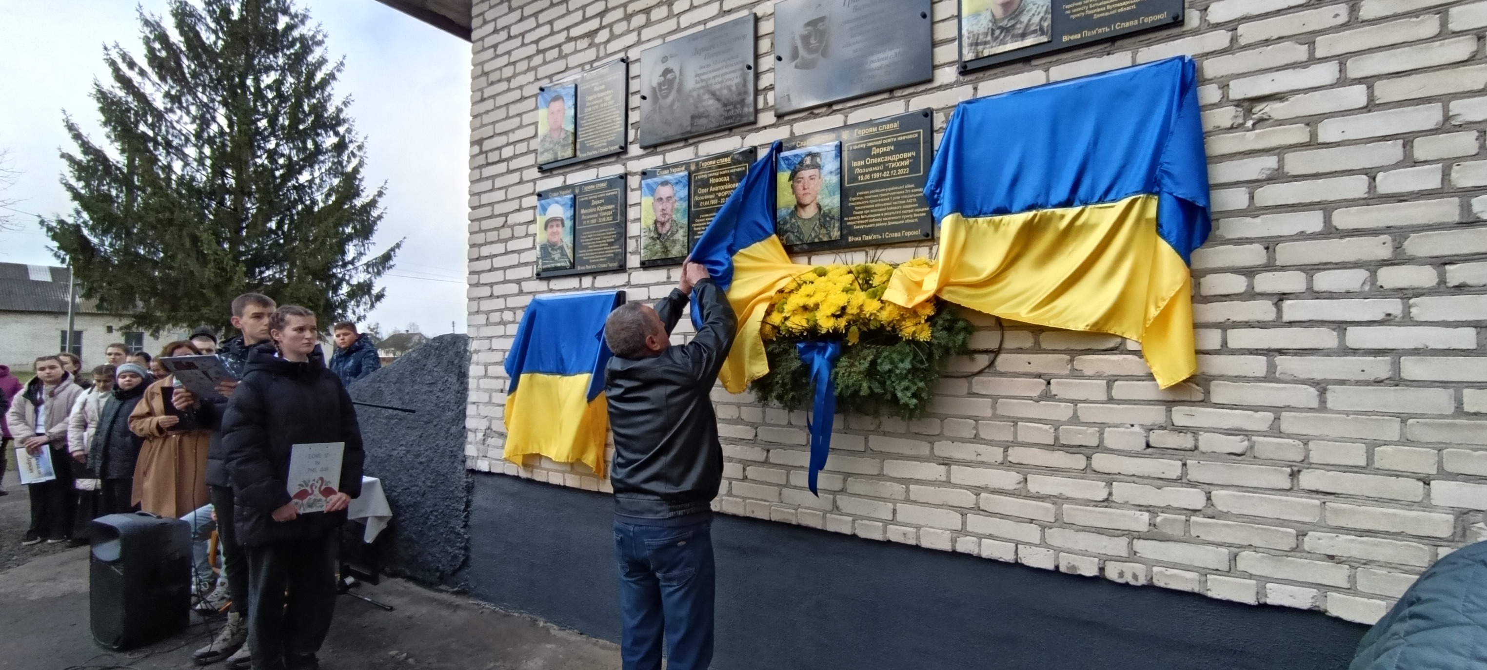 На фасаді сільського ліцею на Волині відкрили аж сім меморіальних дощок загиблим Героям