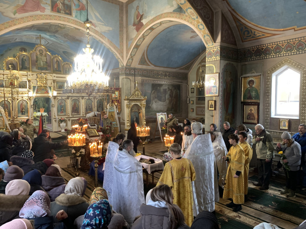 Останній пост прикордонника: жителі громади на Волині на колінах в останню дорогу провели Героя Павла Маєвського