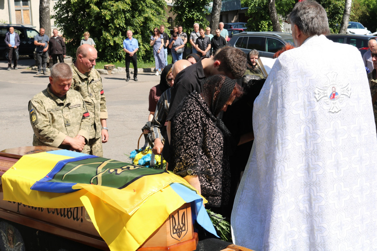 Понад 2 роки вважався зниклим безвісти: на Волині поховали воїна Віктора Миколайчука